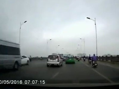 Taxi đánh võng trên cầu Vĩnh Tuy: Vì… sợ mất khách