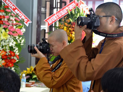 Vào chùa chụp ảnh có sao không?