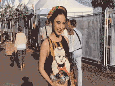 Angela Phương Trinh tại Cannes: Lần đầu xuất hiện là thả dáng với trang phục thêu tranh Đông Hồ