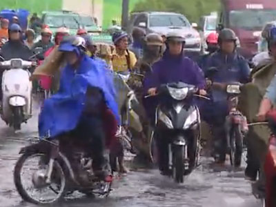 Đường Sài Gòn biến thành sông sau mưa lớn