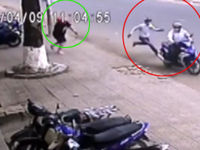 Clip: Những tên trộm xe máy bỏ chạy trối chết vì bị bắt quả tang