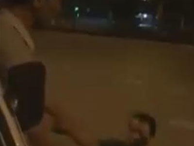 Công an nói gì về pha ngã “có 1 không 2” của Thiếu tá công an?