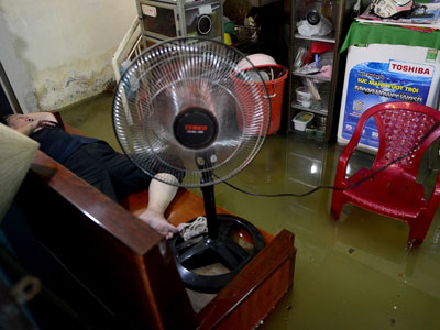Nước bẩn ngâm hàng trăm nhà dân suốt nửa ngày ở Sài Gòn