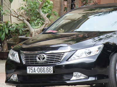 Xôn xao xe Camry biển trắng, gắn logo Bộ Công an ở Huế