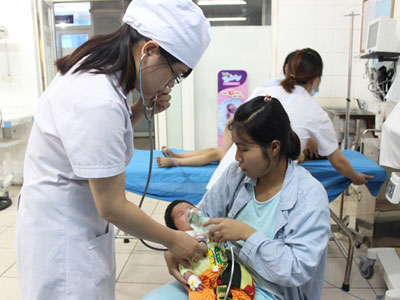Bé 20 ngày tuổi nguy kịch do dùng thuốc phiện chữa tiêu chảy