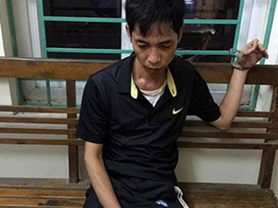 Mang theo súng lên xe khách với 42 gói ma túy quấn quanh đùi