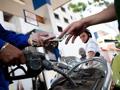 Ngày mai, giá xăng lại tăng mạnh?