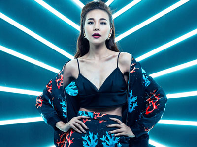 Thanh Hằng sexy với áo hai dây