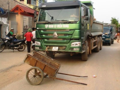 Thanh Hóa: "Ngán" đoàn xe tải gây nguy hiểm, dân mang đồ ra chặn