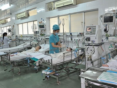 Bé 15 tháng tuổi bị cháy xém bàn tay do bỏng điện