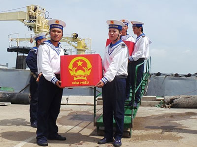 Đưa thùng phiếu về đất liền sau 18 ngày bầu cử trên biển