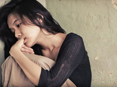 Đứng trước cửa, tôi nhìn thấy hai người ấy đang nằm trên chiếc giường của tôi