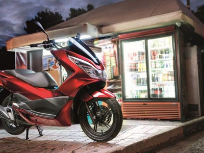 Honda PCX 125 2017 trang bị cổng sạc điện thoại
