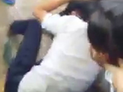 Lưu ban nữ sinh đánh bạn vì 'đi giày giống mình'
