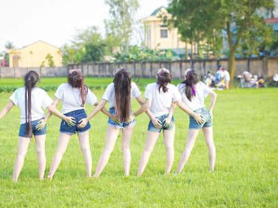"Nhức mắt" với ảnh kỷ yếu táo bạo của nữ sinh