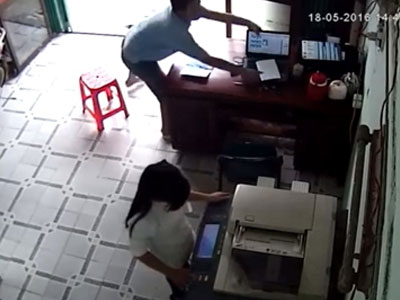 Vờ phô tô giấy tờ, thanh niên cướp máy tính ngay giữa ban ngày