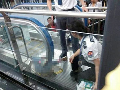 Bé 2 tuổi bị kẹt tay vào thang cuốn 15 phút, những người xung quanh thờ ơ... quay phim