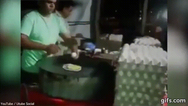 Clip: Kinh ngạc khi đập trứng rán thấy hàng loạt gà con bay ra