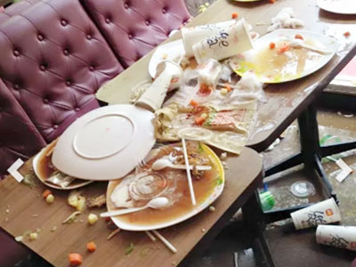 Hà Nội: Cảnh bày bừa kinh hoàng tại quán Lotteria sau tiệc chia tay cuối năm của học sinh lớp 4