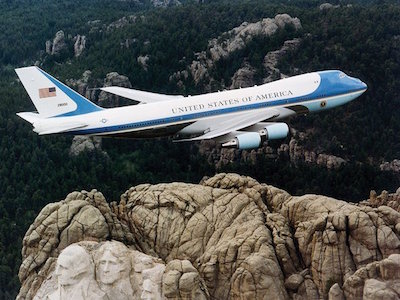 Không lực Một của Obama ngốn bao nhiêu...tỷ đồng cho mỗi giờ bay