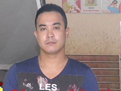Ngồi trên xe taxi dùng súng bắn bị thương hai người