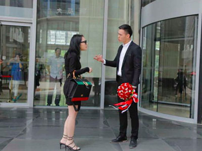 Tỏ tình bất thành, anh chàng đi siêu xe quay lại tố bạn gái mượn tiền không trả