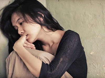 Trớ trêu, chồng quỳ gối xin vợ mới đến chăm vợ cũ