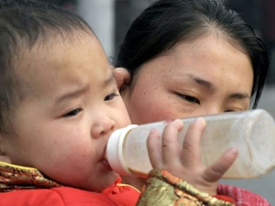 Chấn động: Trường mầm non dùng sữa giả khiến trẻ em sưng mắt, chảy máu mũi