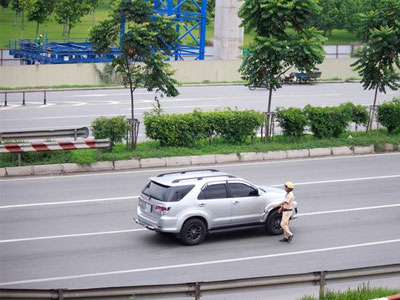 Nhiều xe con dửng dưng, bỏ mặc đôi nam nữ đang nguy kịch