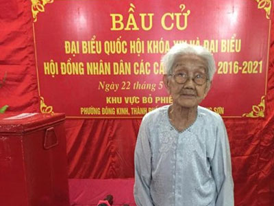 Xúc động hình ảnh cụ bà 101 tuổi minh mẫn đi bầu cử