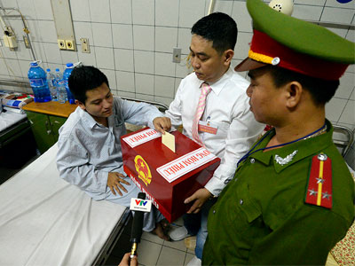 Xúc động với hình ảnh cử tri bỏ phiếu tại giường bệnh