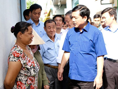 Bí thư Thăng thị sát "khu ổ chuột" ven kênh