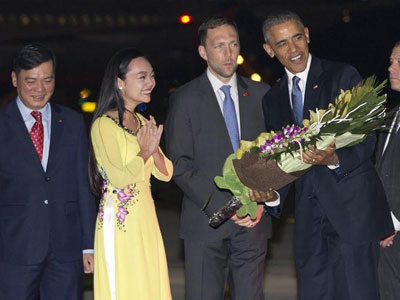 Cô gái Việt xinh đẹp, duyên dáng tặng hoa cho Tổng thống Obama là ai?