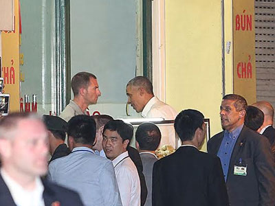 Ông Obama ăn 2 suất bún chả Hà Nội