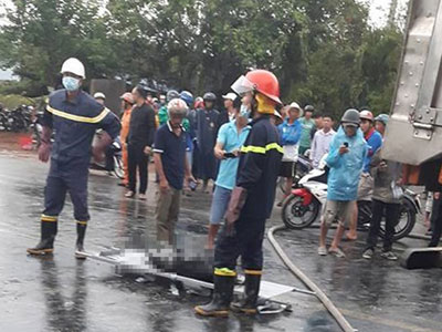 Tài xế, phụ xe phá cửa cứu khách trong ôtô bốc cháy