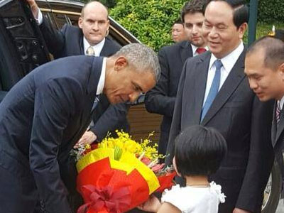 Tổng thống Obama nói gì khi được bé gái tặng hoa ở Phủ Chủ tịch?