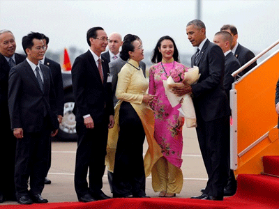 Cô gái Sài thành chọn hoa sen chào đón Tổng thống Obama