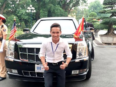 Danh tính chàng trai "tự sướng" bên xe tháp tùng Tổng thống Obama