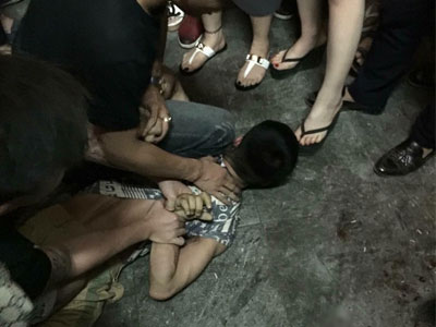 Hà Nội: Nam thanh niên cầm dao chém bảo vệ tòa nhà "hàm cá mập" trong đêm