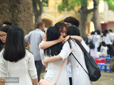 Học sinh trường Phan Đình Phùng đội mưa trong ngày Bế giảng