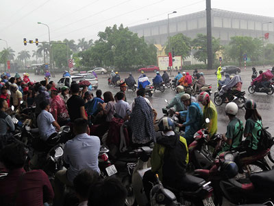 Không được nghe ông Obama, nhiều người đội mưa đứng đợi