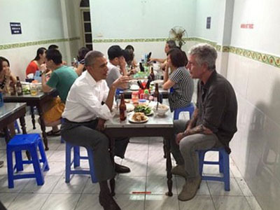 Người ngồi ăn bún chả với Tổng thống Obama là ai?