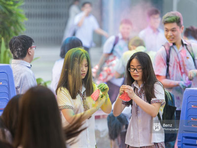 Teen trường Hoàng Hoa Thám cùng ném bột màu trong ngày lễ Bế giảng