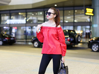 Thanh Hằng khoe vai gợi cảm tại sân bay