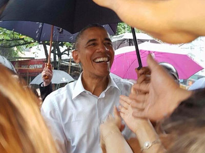 Tổng thống Obama đội mưa đi thăm người dân Hà Nội