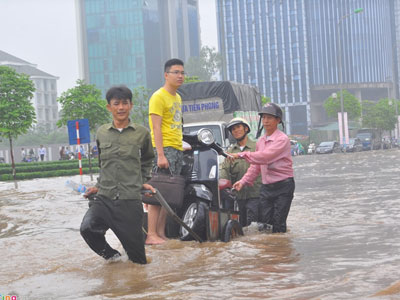 100.000 đồng/lượt kéo xe qua biển nước ở Hà Nội sau mưa