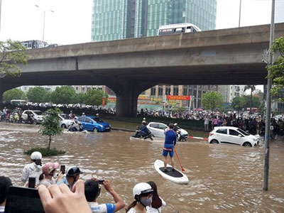 Chàng Tây chèo "thuyền ôm" giữa phố ngập lụt ở Hà Nội
