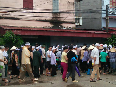 Chồng dùng dao đâm chết vợ... vì thấy ăn mặc đẹp