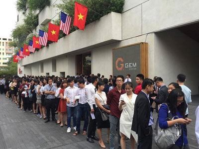 Hàng trăm người xếp hàng chờ Tổng thống Obama