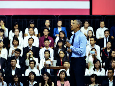 Obama cởi áo vest, xắn tay áo trò chuyện cùng bạn trẻ Việt